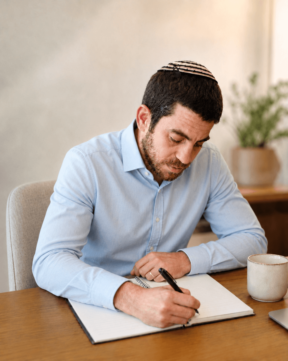 עו״ד שלמה טמיר בעבודה על מסמכים משפטיים